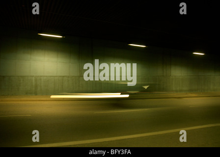 La presenza di striature auto passato nel tunnel Foto Stock