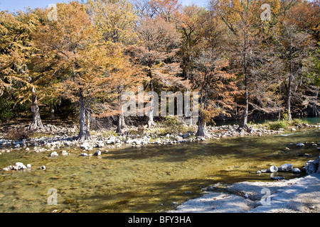 La Guadalupe è uno dei tratti più belli del fiume in Hill Country Gruene Texas USA Foto Stock