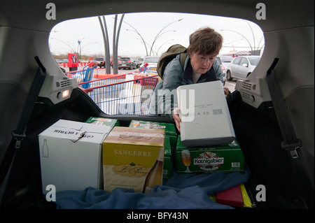 Inglese booze cruiser carichi auto dal carrello pieno di vino Foto Stock