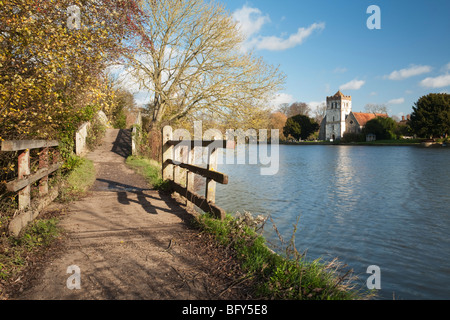 Chiesa di tutti i santi a Bisham vicino a Marlow, Buckinghamshire da Thames Path, Regno Unito Foto Stock