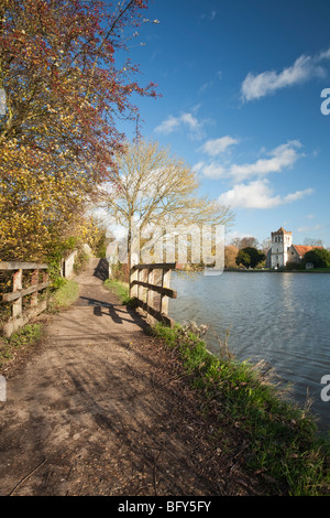 Chiesa di tutti i santi a Bisham vicino a Marlow, Buckinghamshire da Thames Path, Regno Unito Foto Stock