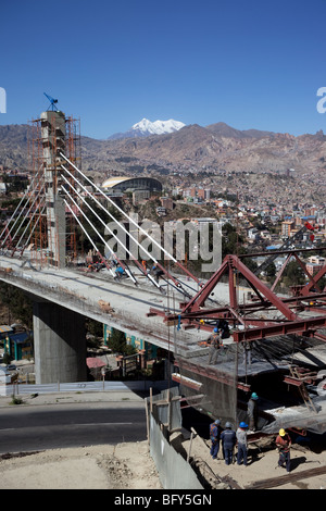 Puente de los Trillizos, sito di costruzione di ponti strallati sopra Av Kantutani, Monte Illimani sullo sfondo, la Paz, Bolivia Foto Stock