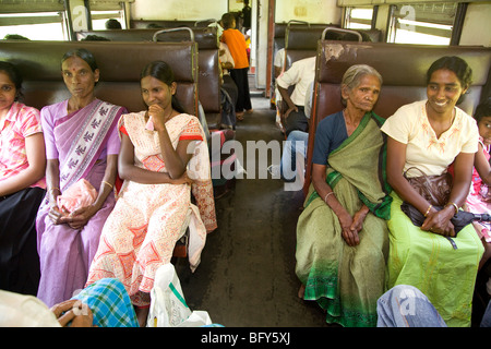 Sri Lanka, la principale stazione ferroviaria est da Colombo nel paese collinare, attraverso Kandy, Nanu Oya, per Nuwara Eliya e Ella di Badulla Foto Stock