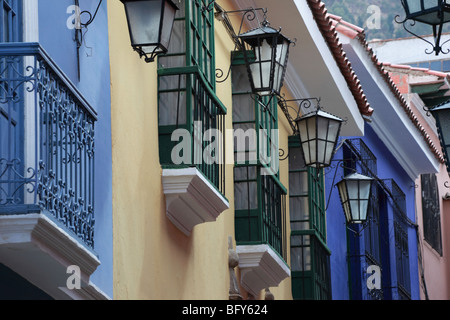 Lampade a gas, finestre e balconi in Calle Jaen , il meglio conservato strada coloniale in La Paz , Bolivia Foto Stock