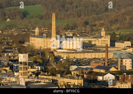 La vista verso Shipley e Saltaire, compresi Salts Mill, Bradford, West Yorkshire, Regno Unito Foto Stock