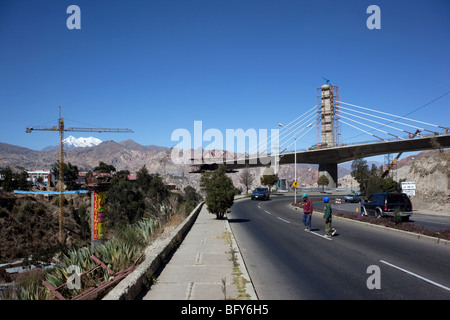 Puente de los Trillizos, sito di costruzione di ponti strallati sopra Av Kantutani, Monte Illimani sullo sfondo, la Paz, Bolivia Foto Stock