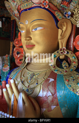 Monumentale ornati golden, ha incoronato la statua di Buddha a Thiksey monastero buddista vicino a Leh Ladakh India del nord. Foto Stock