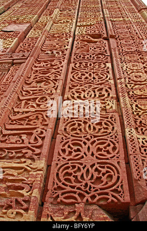 Bella, intricate sculture di pietra arenaria rossa arabo di script in musulmano Mughal sito archeologico di Mehrauli in New Delhi India Foto Stock