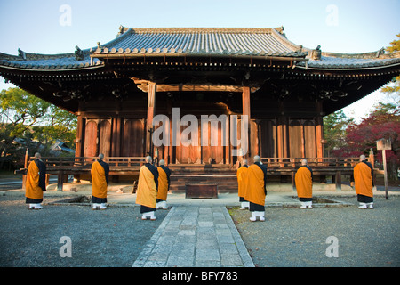 Ninnaji è uno di Kyoto più interessanti di templi, un sito Patrimonio Mondiale dell'UNESCO Foto Stock