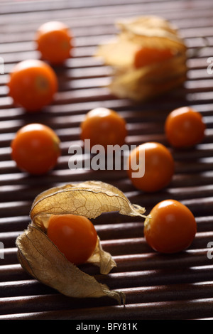 Physalis frutta frutta esotica cope gooseberry lolla terra peruviana ciliegia frutta tropicale tagliata in frutti derrata alimentare veg di frutta Foto Stock