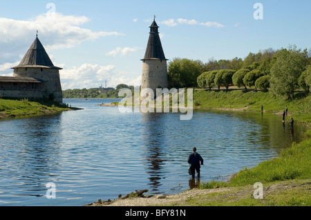 La pesca nella Velikaya, Pskov Russia Europea Foto Stock