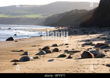 Spedizione scolastica sulla spiaggia di Robin Hood's Bay, Nr Whitby, North Yorkshire, Inghilterra, Regno Unito Foto Stock