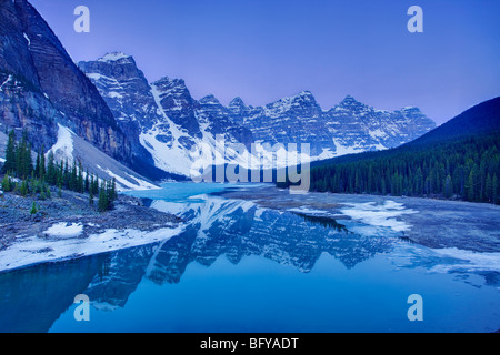 Il Moraine Lake riflessioni prima di Alba, Valle dei Dieci Picchi, il Parco Nazionale di Banff, Alberta, Canada Foto Stock