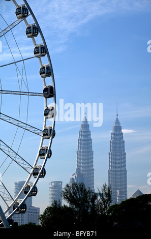 Skyline della città con Petronas Towers & Eye sulla ruota panoramica della Malesia, i Giardini del Lago Titiwangsa, Kuala Lumpur, Malesia Foto Stock