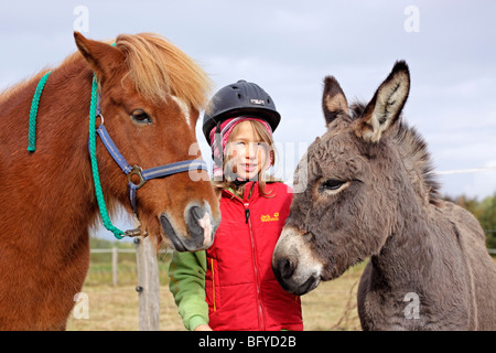 Ritratto di una giovane ragazza con un asino e un pony Foto Stock