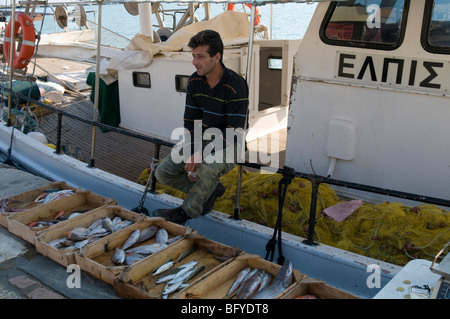 La Grecia. Zante. Zante. Isola greca. Ottobre. I pesci sono venduti direttamente dalle barche ormeggiate al porto di Zante città. Foto Stock