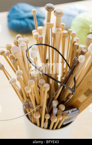 La raccolta del legno e degli aghi di tessitura in vaso di ceramica Foto Stock