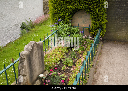 Piccolo Giovanni la sua tomba nel sagrato della chiesa di San Michele, Hathersage, Derbyshire Foto Stock