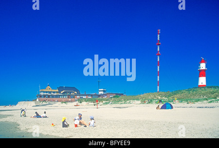 Il ristorante 'Heimliche Liebe" (amore segreto), il faro e la spiaggia, Borkum Isola, East Friesland, Bassa Sassonia, Germania settentrionale Foto Stock