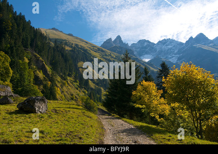 Trettachspitze, Maedelegabel e Hochfrottspitze montagne come visto dalla montagna Einoedsbach, Allgaeu Alpi, Oberstdorf, Allgaeu Foto Stock