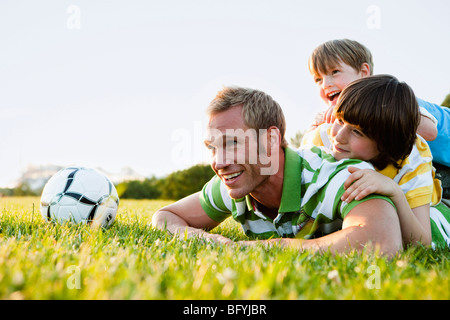 Padre e figli edificio piramide umana Foto Stock