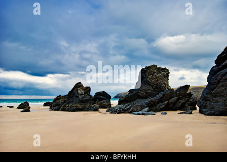 Le rocce nere a Sango Bay beach, Nr Durness, Sutherland sulla costa nord della Scozia. Prese su un soleggiato e tempestoso giorno. Foto Stock