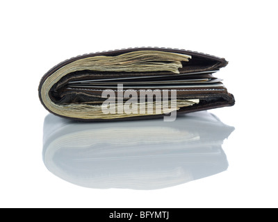 Un portafoglio in pelle pieno di dollari isolato su bianco. Foto Stock