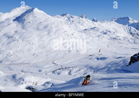 Snowboarder oltre il Passo del Bernina, Diavolezza ski resort, St Moritz, Canton Grigioni, Svizzera, Europa Foto Stock