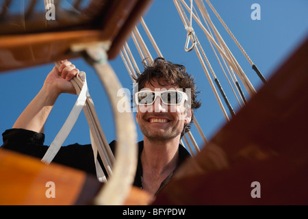 Uomo che guarda in basso una berlina da sopra Foto Stock