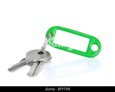 Due chiavi vuota di un portachiavi con spazio per il testo. Isolato su bianco. Foto Stock