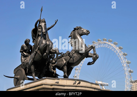 Statua della regina Boudicca con parte del London eye ruota panoramica Ferris Foto Stock