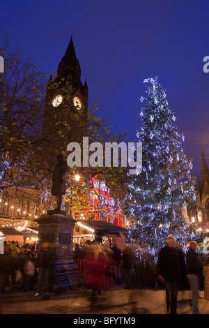 Regno Unito, Inghilterra, Manchester, Alber Square, Continental Mercatino di Natale di fronte al Municipio Foto Stock