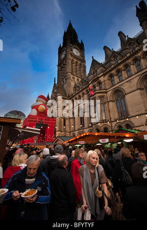 Regno Unito, Inghilterra, Manchester, Albert Square, Continental Mercatino di Natale di fronte al Municipio Foto Stock