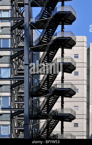 Incendio esterno escape su London office block Foto Stock