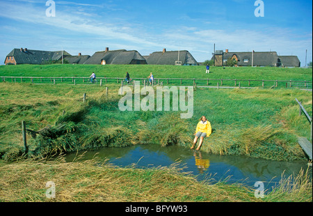 Giovane donna su Langeness Holm, costa del Mare del Nord, Nord Friesland, Schleswig-Holstein, Germania Foto Stock