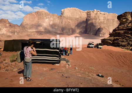 Panorami e paesaggi del deserto meridionale della Giordania noto come Wadi Rum Foto Stock