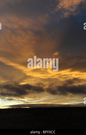 Molto drammatico tramonti di Longshaw station wagon nel Derbyshire Foto Stock