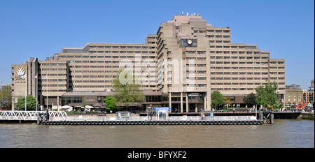 Hotel sul mare della Guoman Tower originariamente conosciuto come Tower Thistle Hotel con molo di St Katharine sul Tamigi a Tower Hamlets East London Inghilterra Regno Unito Foto Stock