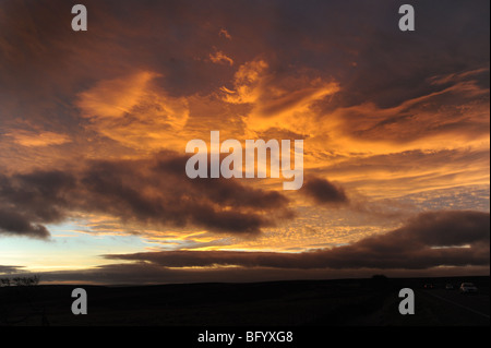 Molto drammatico tramonti di Longshaw station wagon nel Derbyshire Foto Stock
