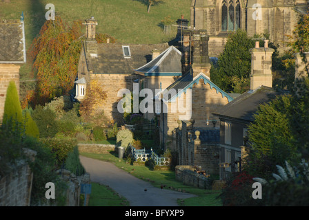 Chiesa di St Peters dalla parte superiore del villaggio di Edensor Chatsworth Estate Peak District Derbyshire Foto Stock