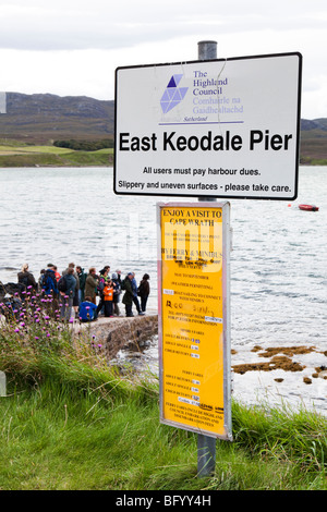 I passeggeri in attesa stagionali per la traversata in traghetto e Kyle di Durness a Cape Wrath, Highland, Scozia. Foto Stock