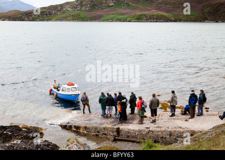 I passeggeri che si accingono ad affrontare la stagione di traversata in traghetto e Kyle di Durness a Cape Wrath, Highland, Scozia. Foto Stock