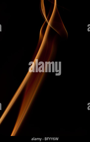 Fumo colorato, forme diverse figure e colori su sfondo nero. Foto Stock