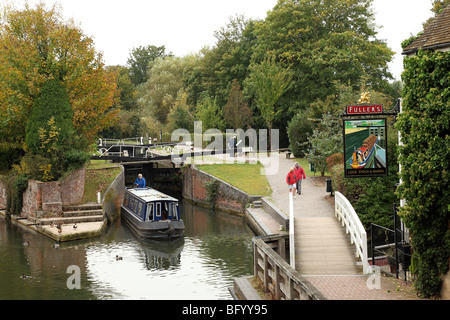 Narrowboat e bloccare il Kennet and Avon canal Newbury Berkshire, Inghilterra Foto Stock