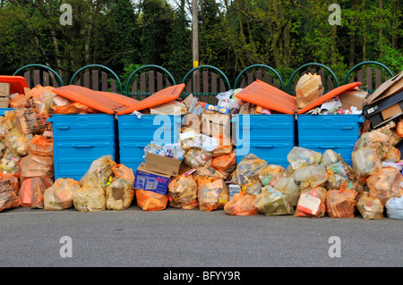 I rifiuti pubblici del consiglio locale e il riciclaggio abbandonano i bidoni in cui le risorse di gestione dei rifiuti non sono riuscite a tenere il passo con la domanda Inghilterra Regno Unito Foto Stock