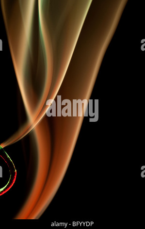 Fumo colorato, forme diverse figure e colori su sfondo nero. Foto Stock