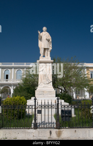 La Grecia. Zante. Zante. Ottobre. Statua di Dionisios Solomos, il poeta nazionale, in piazza Solomos, Zante città Foto Stock