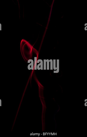 Fumo colorato, forme diverse figure e colori su sfondo nero. Foto Stock
