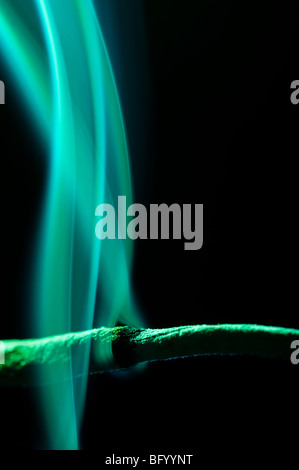 Fumo colorato, forme diverse figure e colori su sfondo nero. Foto Stock