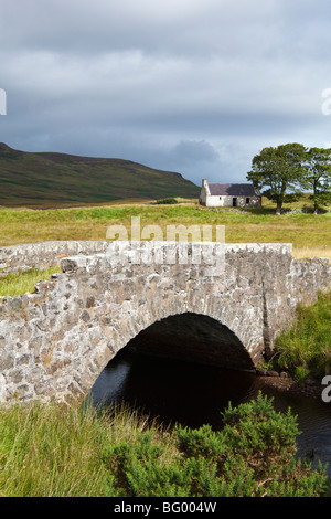 Un vecchio ponte sul fiume Allt Torr un Tairbh Lettermore a sud di lingua, Highland, Scozia Foto Stock